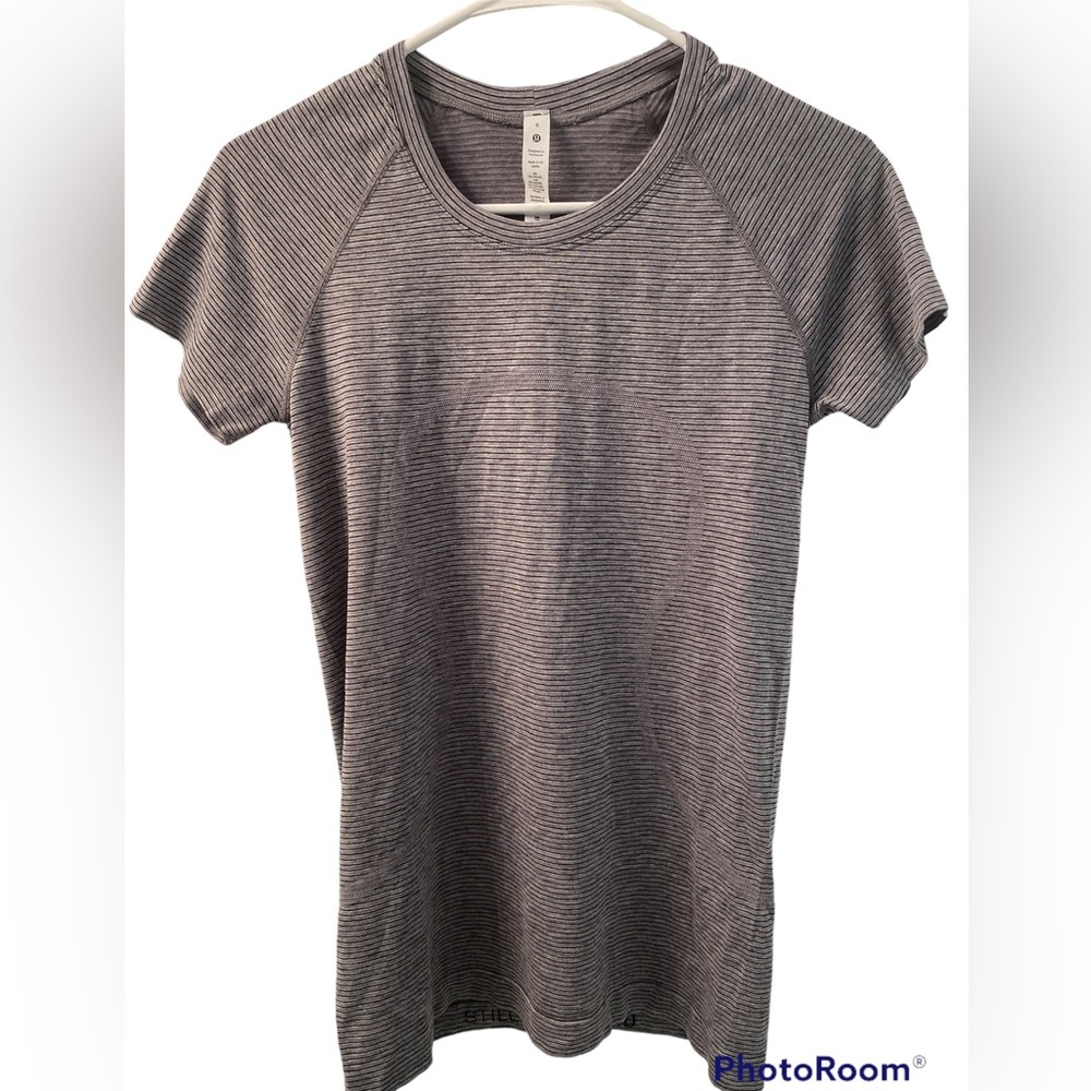 lululemon Swiftly Tech Short Sleeve 2.0 - Size 8